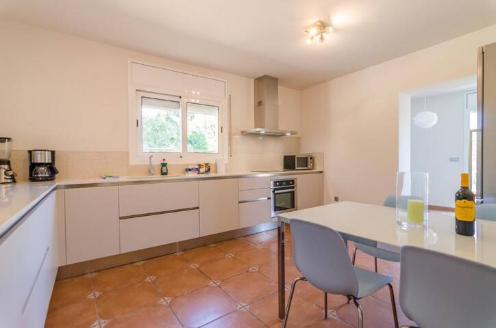 Spacious villa with swimming-pool and views gallery image 5