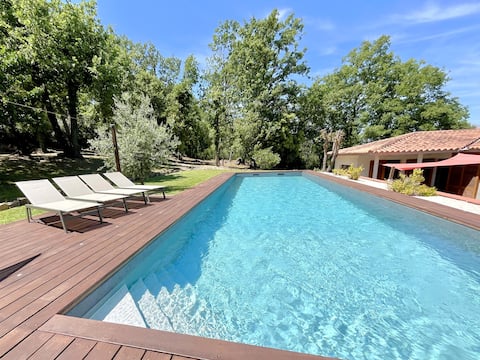 Beautiful architect-designed villa in a peaceful setting