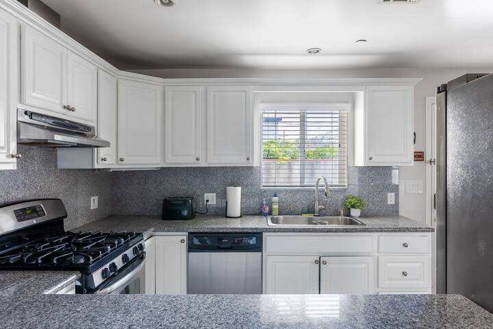 Culver City Downtown Home – 5 Bedroom / 5 Bathroom gallery image 3