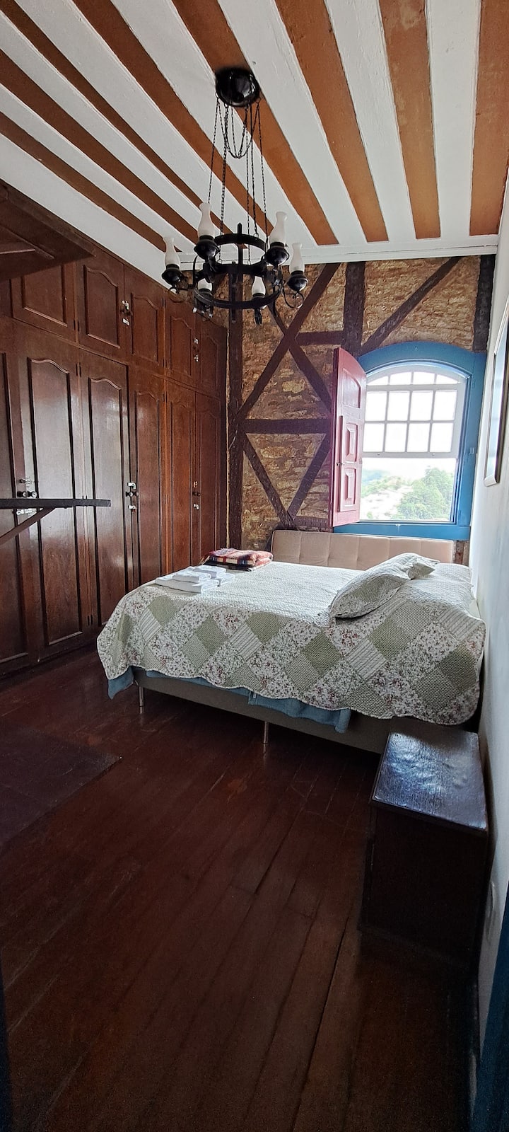 Დიდი ოთახი ორადგილიანი საწოლით, კარადით, დივნითა და ფანჯრით, საიდანაც ქალაქის ულამაზესი ხედები იშლება. 