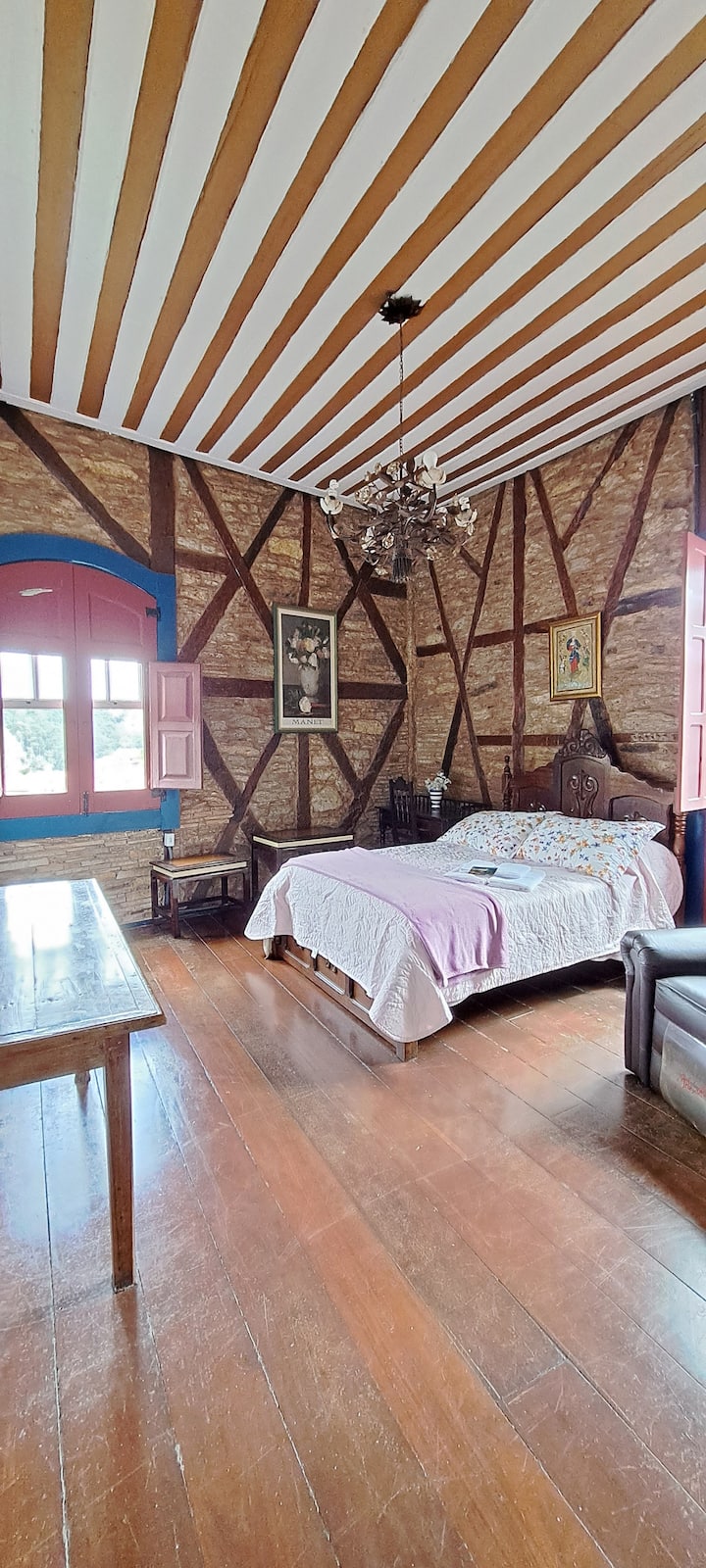 Აპარტამენტი. დიდი ოთახი ორადგილიანი საწოლით, კარადით, ფანჯრით, აივნის კარით, სავარძლით, ტელევიზორითა და ცალკე სააბაზანოთი. Არსებობს ოთახში ჩვილის პორტატიული საწოლის განთავსების ვარიანტი.