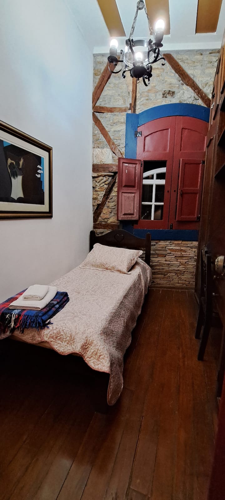 Ოთახი ერთადგილიანი საწოლით, კარადით, სამუშაო მაგიდით. 