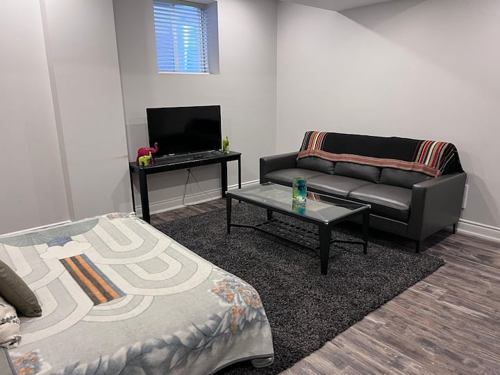 Cozy One Bed Basement Apartment - Wifi Parking - Oakville