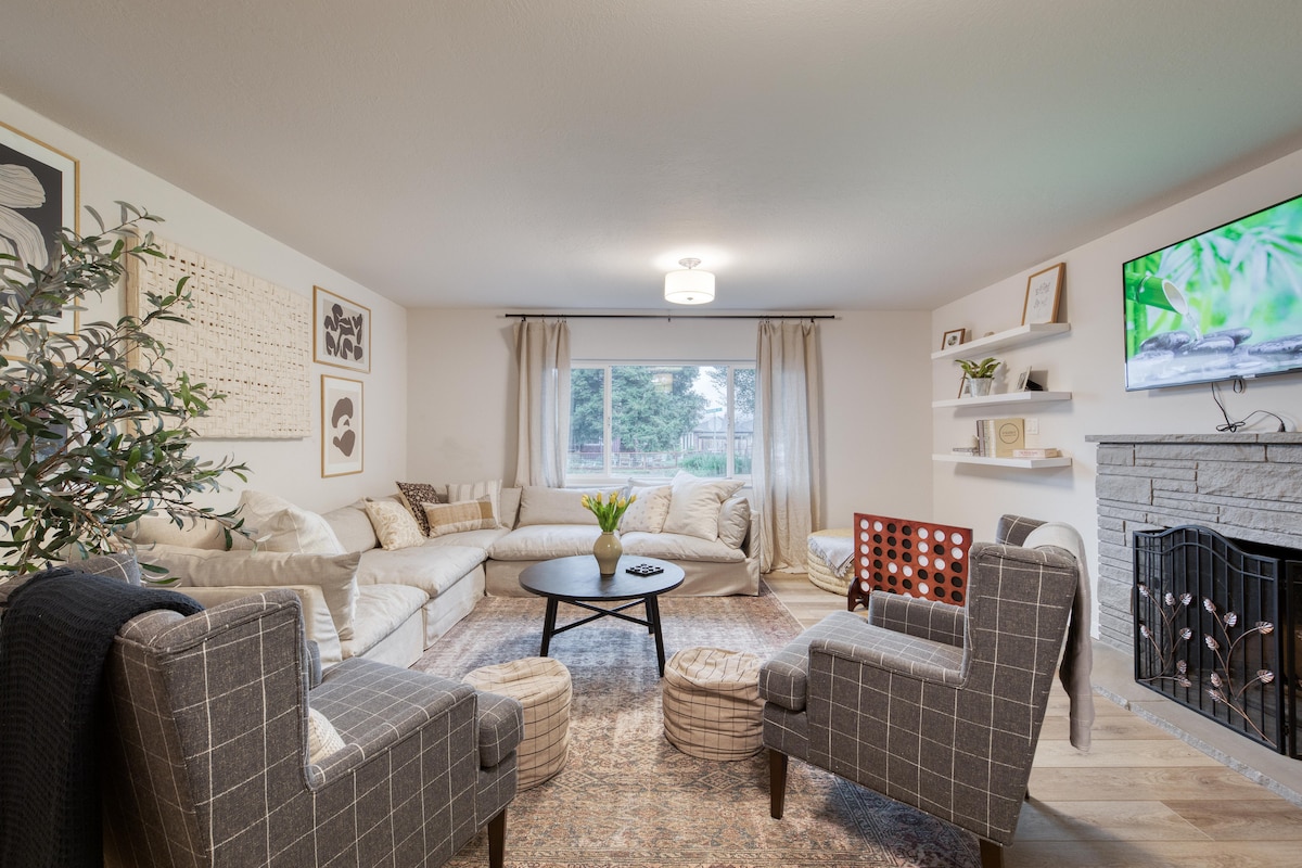 Popular Airbnb listing: Spacious 5 BR 3BA Pool EV Charger Group Getaway in Santa Rosa