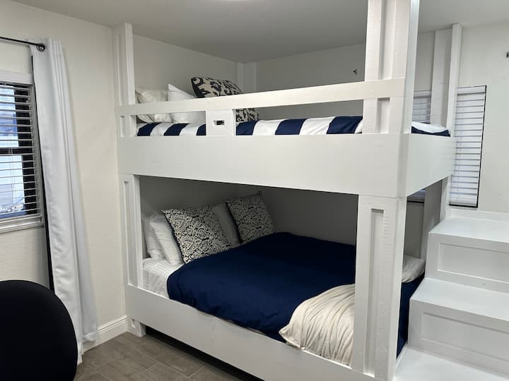 Poschodové manželské postele na mieru
