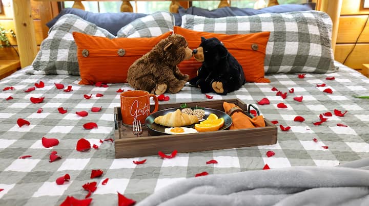 Დააგემოვნეთ რომანტიკული საუზმე საწოლში Enchanted Romance-ში, 1-საძინებლიანი ხის სახლში დიდ სმოკის მთებში. Ვარდის ფურცლებით, მყუდრო დათვებით და მყუდრო საწოლის გადასაფარებლით, ეს სოფლის განმარტოება იდეალური ადგილია წყვილებისთვის ერთმანეთთან დაკავშირებისა და განტვირთვისთვის.