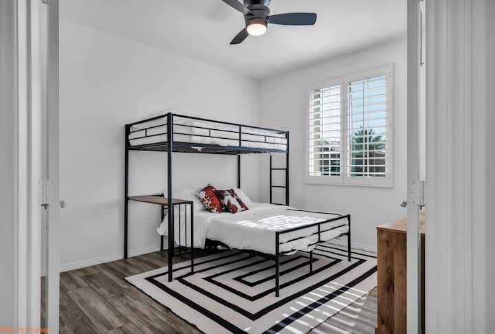 Dvojposteľ v hornej časti a manželská posteľ Queen nižšie