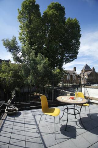 Cosy Camden 2 Bedrooms Apartment with Terrace gallery image 2