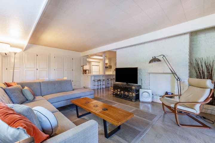 Forested Urban Home - Lower Level Apartment - 샌타로자