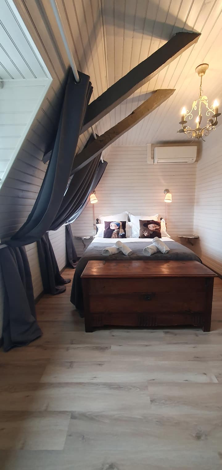 Საძინებელი „მონარდი“ ორადგილიანი საწოლით, სამუშაო მაგიდით და ცალკე აბაზანა-ტუალეტით. 