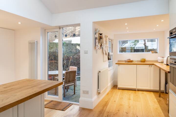 Beautiful and superbly located London Townhouse gallery image 2