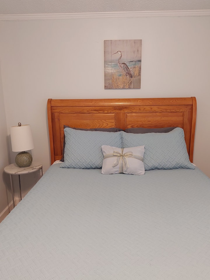 Kitanda cha malkia, sehemu ya dirisha ya A/C, mapazia ya giza ya chumba pamoja na luva za mbao kwa ajili ya kulala ndani! Feni ya dari iliyo na taa ya juu, Kabati, Rafu ya Mizigo, Rafu,  Meza ya kando ya kitanda yenye mwanga. 