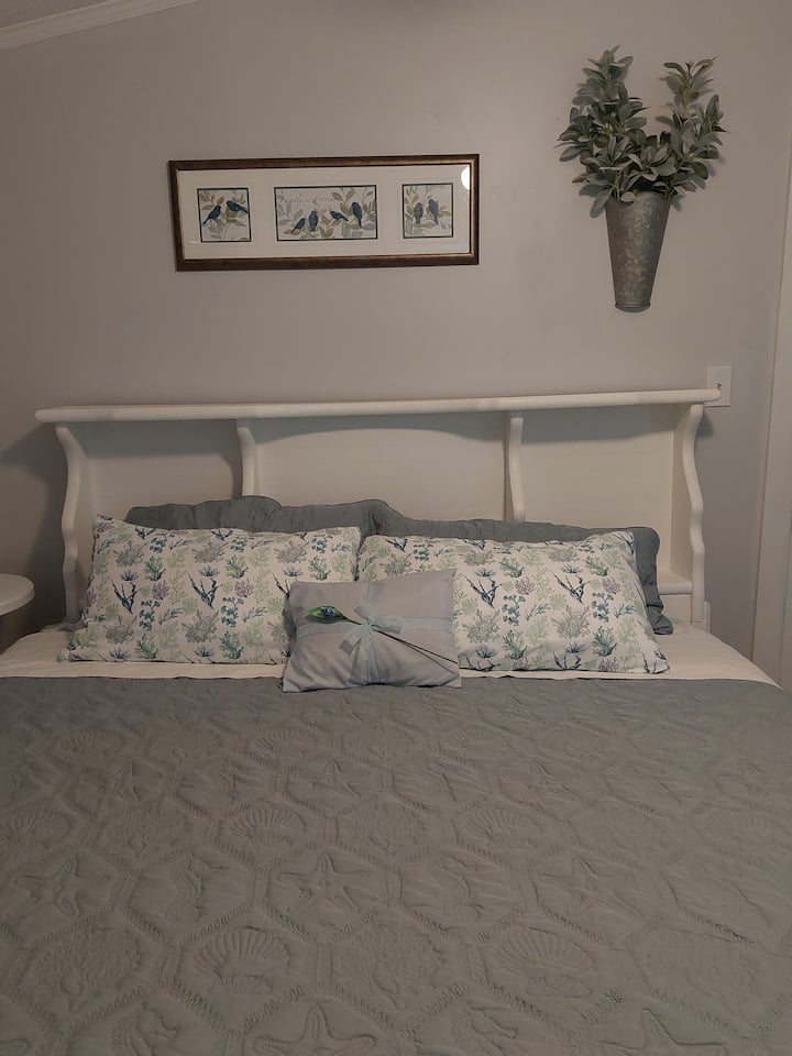 Kitanda cha ukubwa wa kifalme, kitengo cha dirisha cha A/C, Runinga ya moja kwa moja, mapazia ya giza ya chumba pamoja na luva za mbao, feni ya dari iliyo na taa ya juu, meza ya kando ya kitanda iliyo na mwanga, kabati, rafu ya mizigo, bafu kuu lililounganishwa na chumba cha kulala