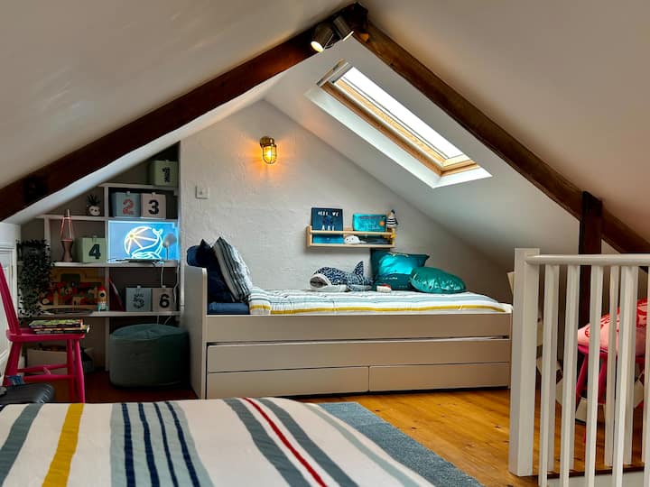 La habitación del ático es una alegría para los miembros más jóvenes de la familia que disfrutan de su aventura en Cornualles. La espaciosa habitación cuenta con un cómodo dormitorio para tres personas en forma de dos camas completas con una cama corrediza.