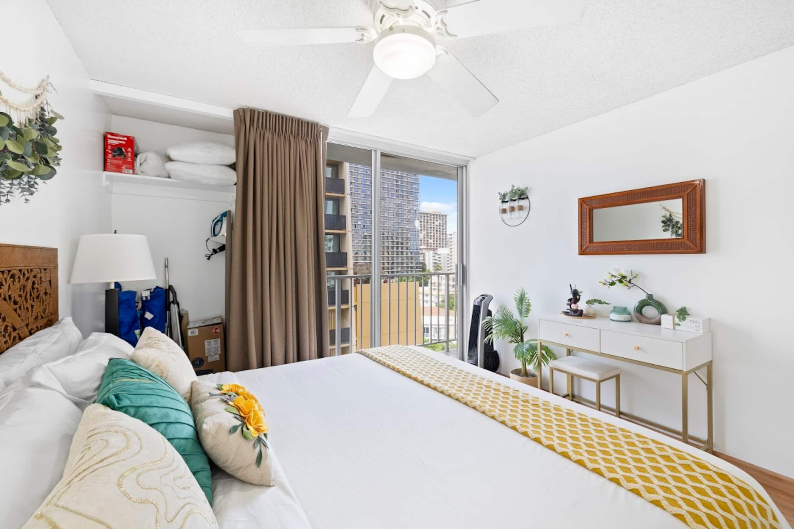Sweet & Cozy 9th Floor 1-BR king Bed - Image 9