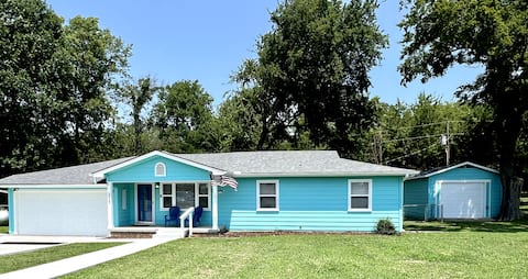 Spacious home-Disney, 2 kings, parking, RV hookup