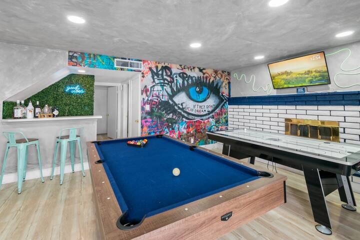 Ultimate 6BR Villa w/Heated Pool+Hot Tub+Game Room gallery image 4