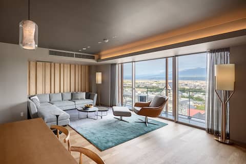 Fenix Furano: Scenic 3BR Ski-in Ski-out Penthouse