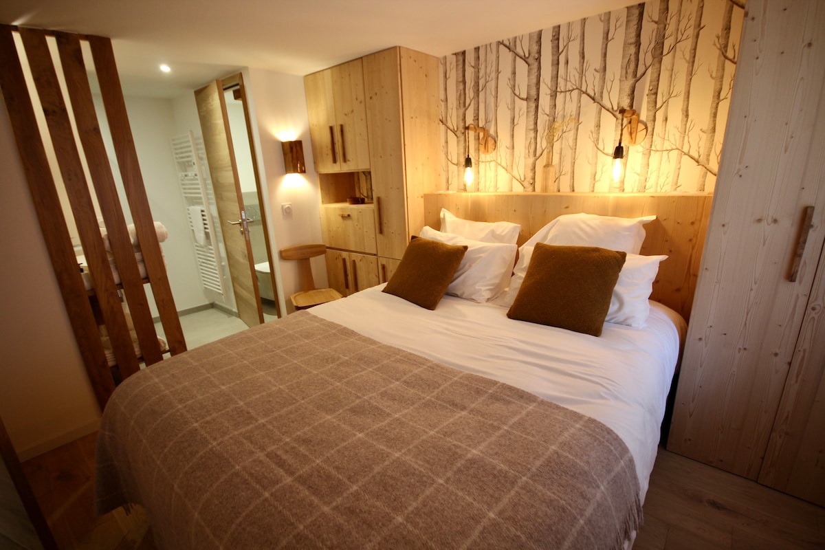 dhomë gjumi me hapësirë të bollshme magazinimi