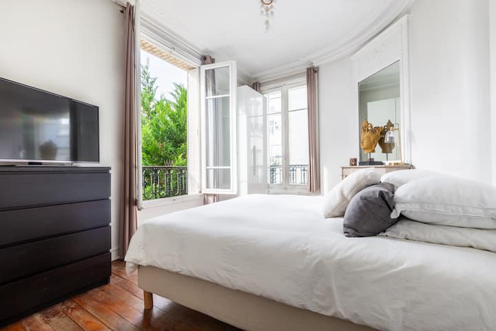 Spálňa s pohodlnou manželskou posteľou veľkosti King (180 x 200) s výhľadom na tichý a nezranený zalesnený dvor. Komoda a veľká skriňa, 4K televízor