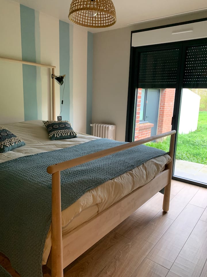 Cama doble grande, con baño en suite, accesible al exterior a través de una terraza que rodea la casa
Persianas eléctricas