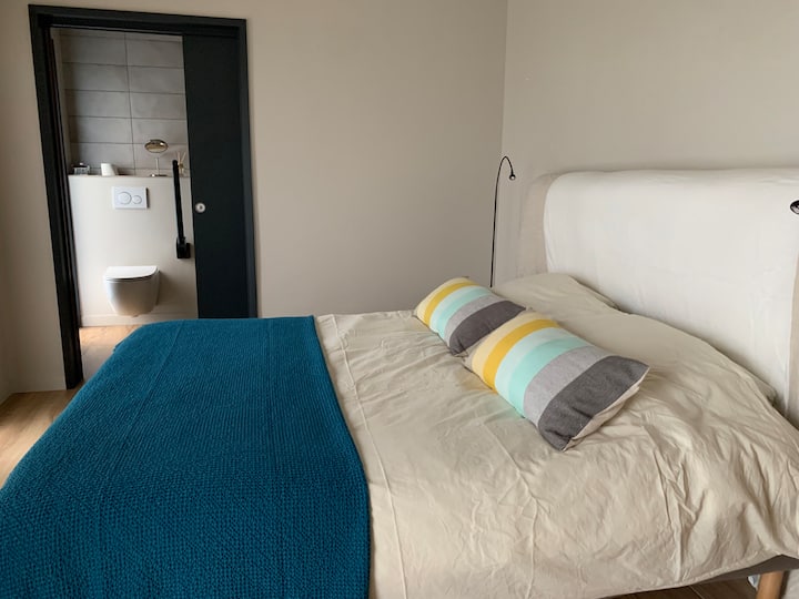 Cama doble grande (160)
muy cómodo, en la habitación 4 (PMR)
vista al jardín, puerta de emergencia prevista acessible para las Personas con Movilidad Reducida