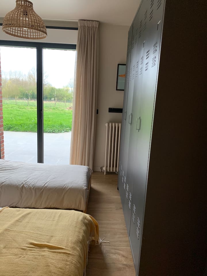 esta habitación puede servir como habitación para niños, dos camas individuales, que se pueden juntar para hacer una sola,
gran armario de almacenamiento. Vistas al jardín también a través del ventanal.