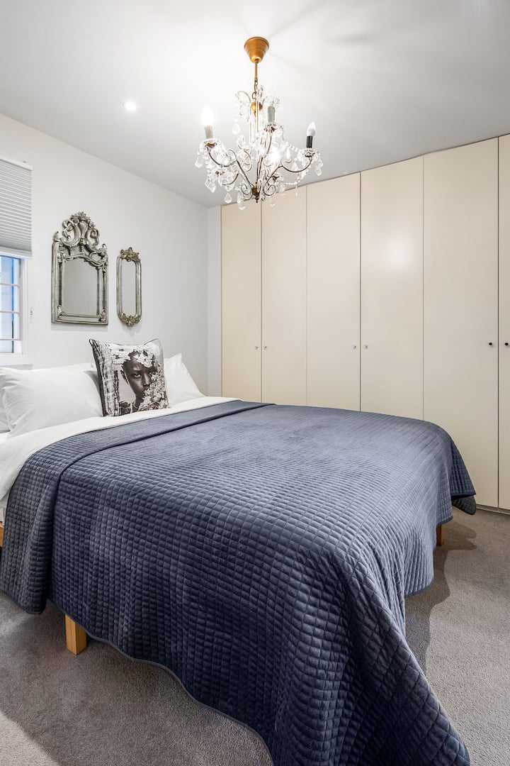 Dormitorio en la planta baja con cama tamaño Queen.