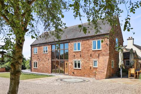 Luxury barn conversion with hot tub (Foxy 1)