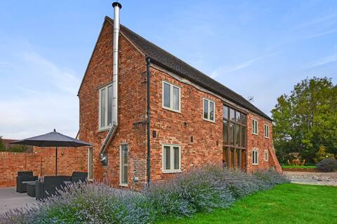 Sleeps 20 - Barn conversion, hot tub (Foxy Resort)