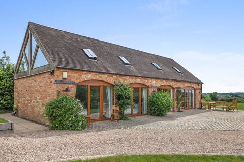 Luxury barn / stables with hot tub (Foxy 2)