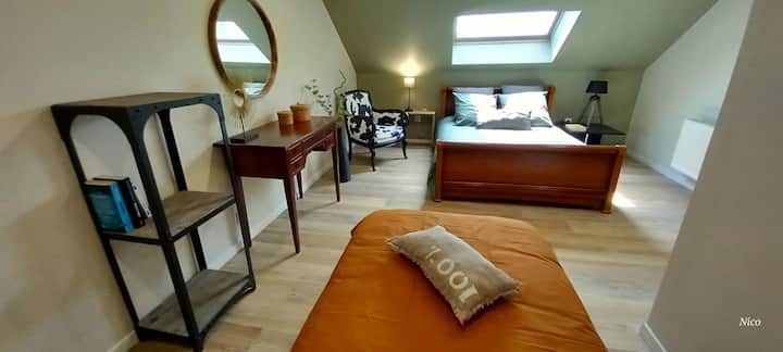 Chambre avec 3 couchages. spacieuse et chaleureuse elle est idéale pour une petite famille