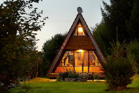 Cozy single-family home with garden and lake view