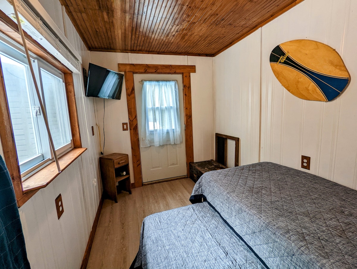 El tercer dormitorio es una linda litera junto a la cabaña principal. Hay dos camas individuales y está equipada con TV. 