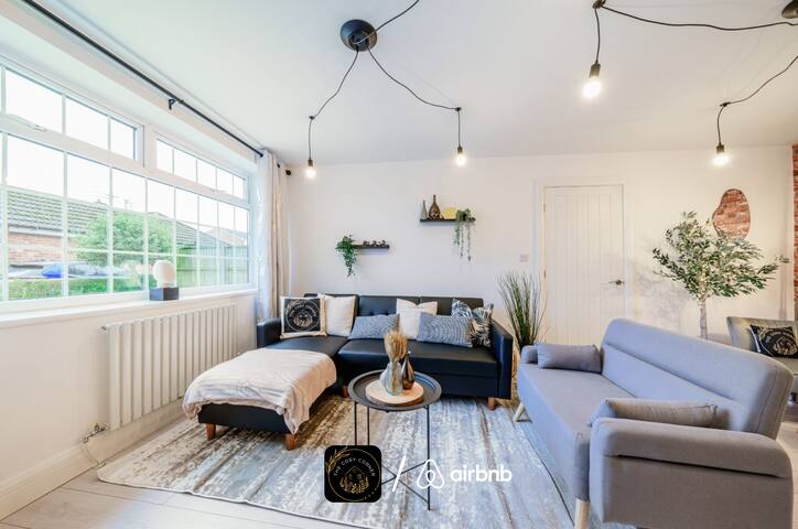 6BR house/2BR Bungalow & Parking gallery image 3