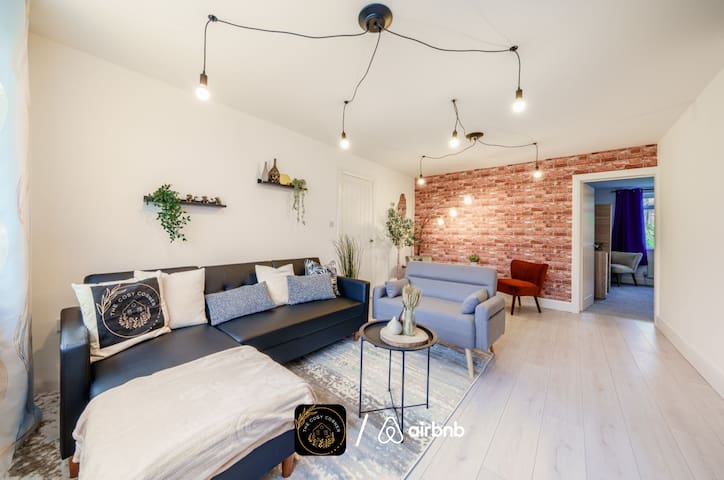 6BR house/2BR Bungalow & Parking