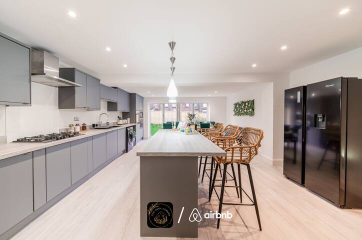 6BR house/2BR Bungalow & Parking gallery image 2