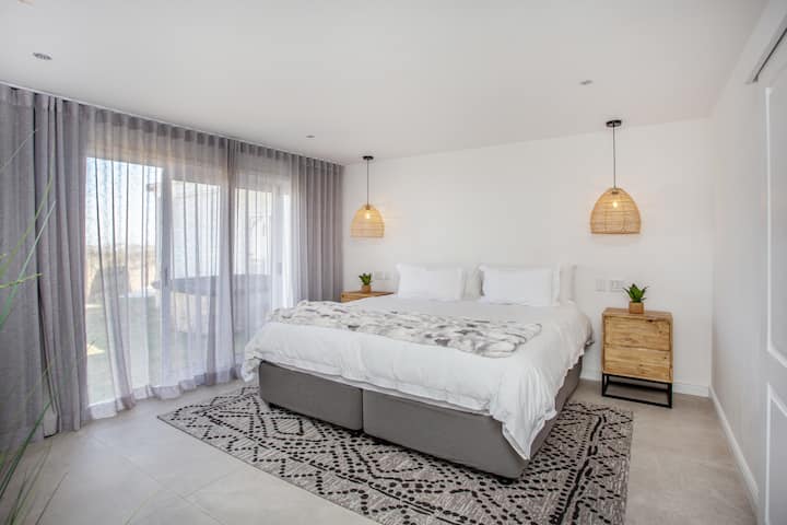 Spálňa 1 - super veľká manželská posteľ (extra dĺžka)