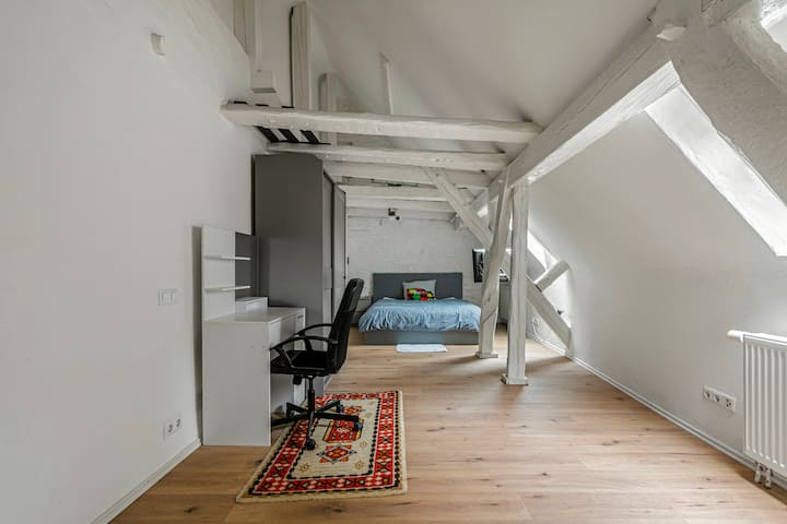 Geräumiges Schlafzimmer mit Schreibtisch und TV