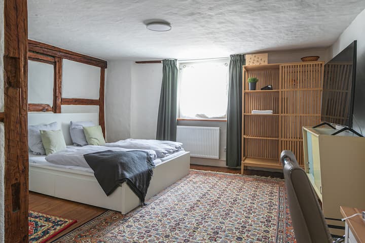 Dein/Euer Zimmer mit einen großen Doppelbett 1,80x2m.
Ebenfalls ein Schreibtisch und einen 55" Samsung Smart TV. Verfügt ebenfalls über Netflix und Amazon Prime- ist kostenfrei nutzbar. 