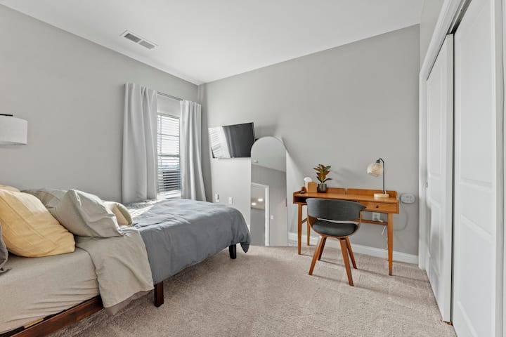 Matrac Queen, inteligentná televízia a pracovný priestor sú ideálnym spôsobom, ako vyhovieť všetkým vašim potrebám.