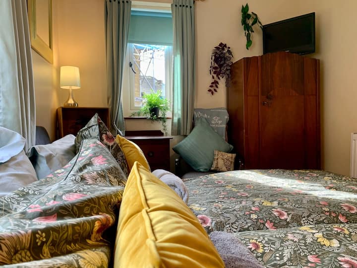 Dobbelt aspekt af soveværelset i stueetagen ved siden af Bronte Birthplace 
To enkeltsenge kan være sammen, adskilte osv. 
- den ene kan placeres under den anden, hvis der er brug for mere plads i rummet 
Garderobe og skuffer
gelænder på væggen i nærheden af døren 