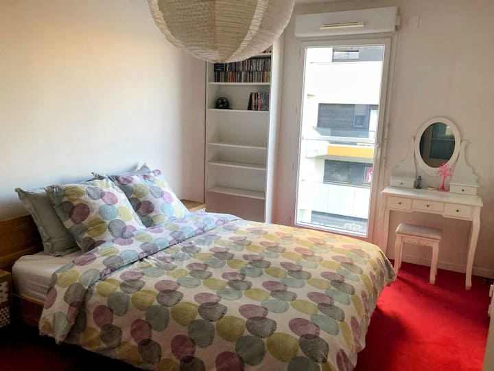 Stort sovrum med tillhörande dusch. Queen size säng, skönhetsbord, hyllor, garderob att använda.