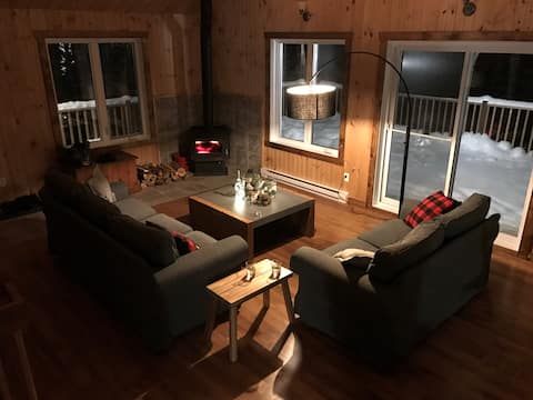 Popular Airbnb listing: 1920 sqft 2 story · Lakeshore. Veranda. Privacy in Chertsey