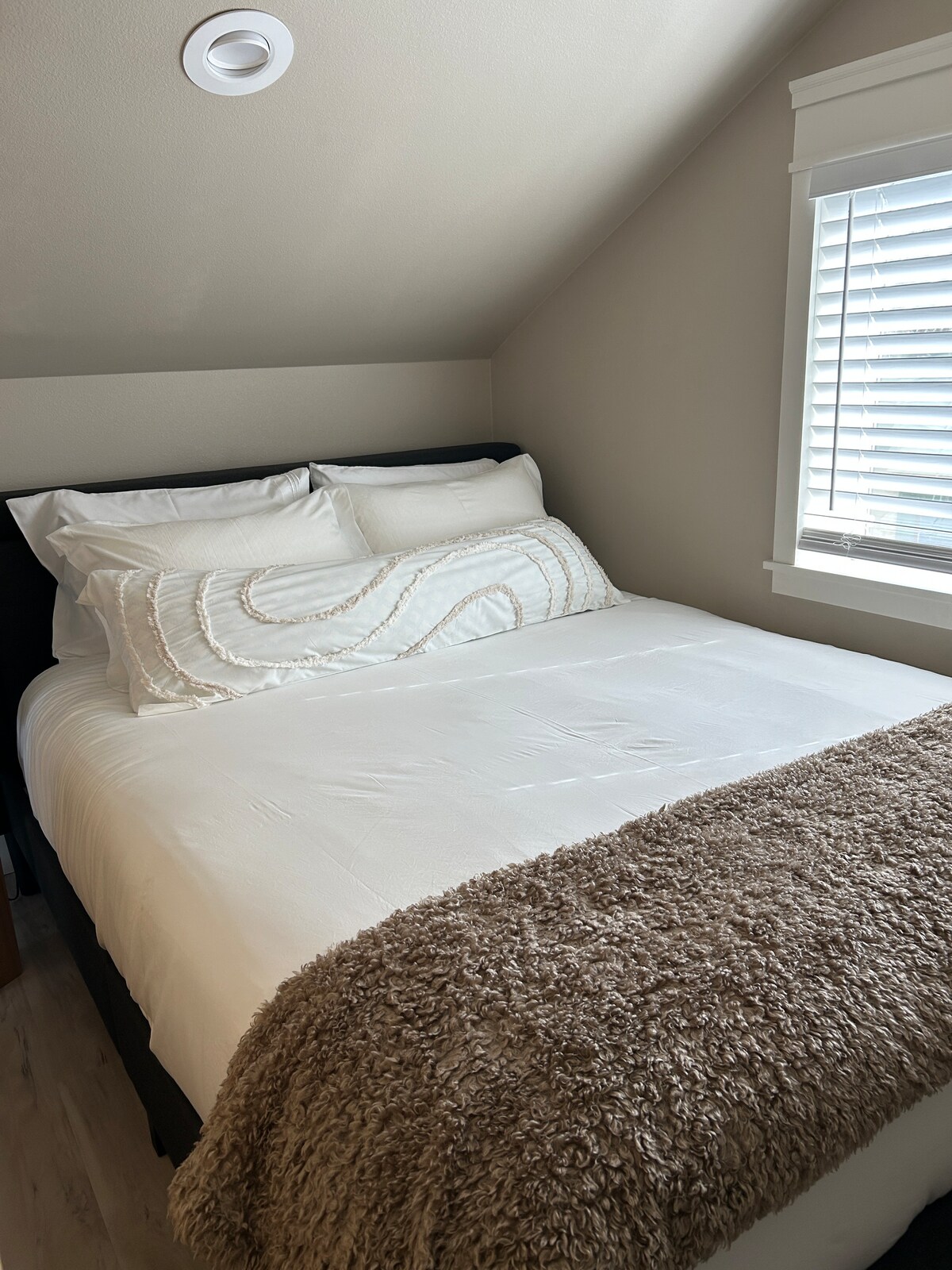 Dreamcloud 床和两个独立的工程木架，每个架子上都有雪橇腿，均采用黑色哑光饰面。

3件预洗超柔软床上用品套装：1件羽绒被套80x90英寸和舒适被子、4个枕头、抱枕和一条毯子。