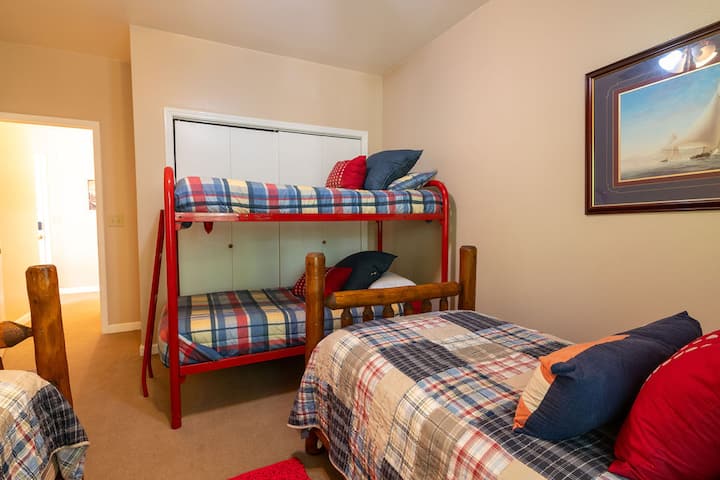 4 брачни кревета во оваа соба.