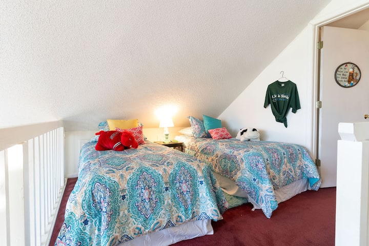 Ова е поткровје на третиот кат, надвор од главната спална соба.  Се препорачува на малите деца да не им биде дозволено да си играат или да спијат во овој регион.  Обезбедени се бебешки порти за блокирање на скалите за дополнителна заштита за нашите мали гости. 