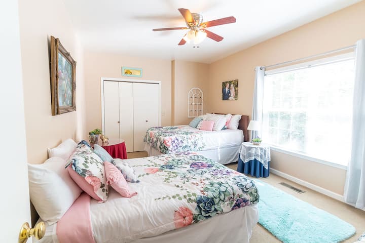 Оваа соба има две кралици и еден полн кревет.  Во плакарот се чуваат екрани за да се обезбеди поголема приватност ако сакате или е потребно. 