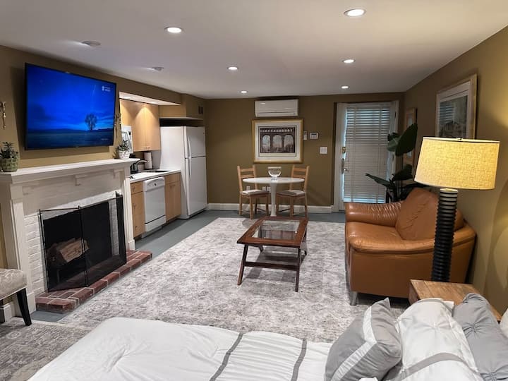Private Pied A Terre In Newton - Waltham, MA