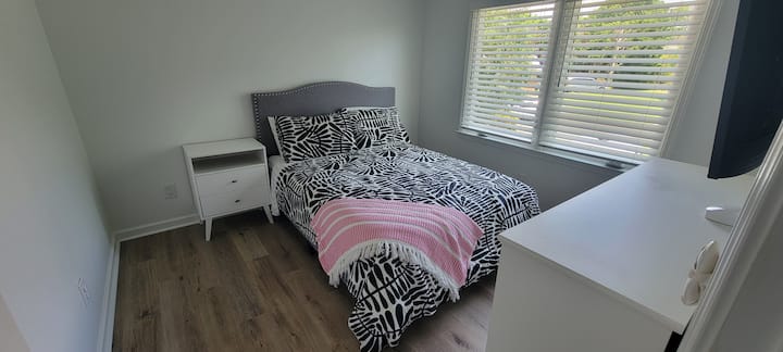 Camera da letto n. 2 con letto matrimoniale, ventilatore a soffitto, SmartTV